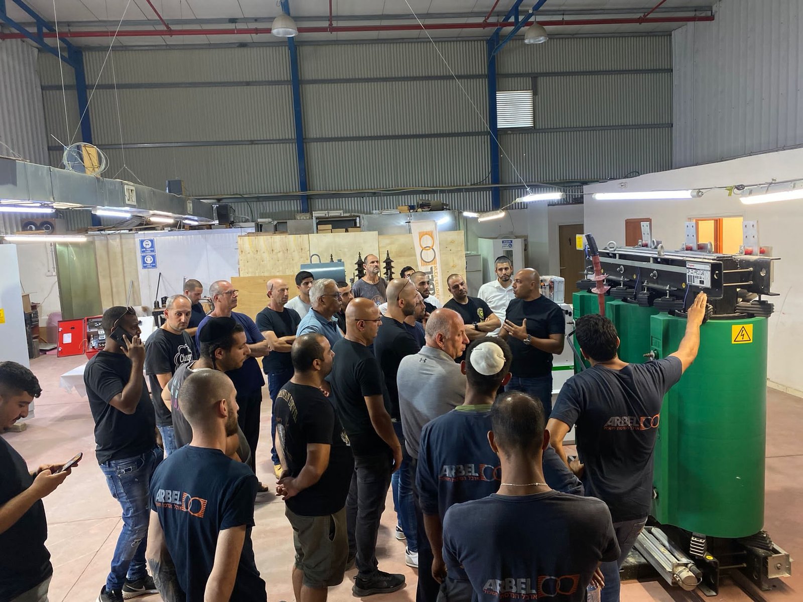 צוות ארבל הנדסת חשמל בעבודה